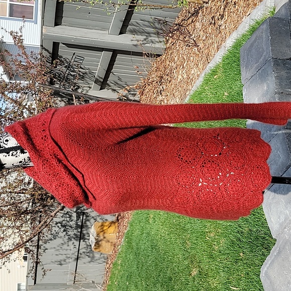 Canadian Classic Qiviuk cowl sweater - Picture 8 of 14